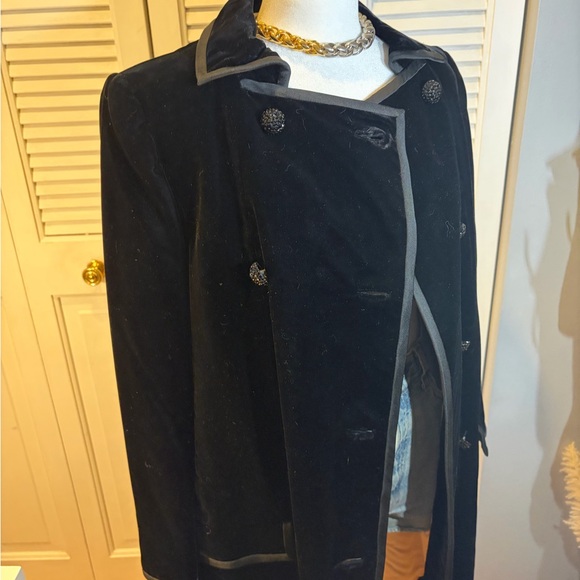 Elegant Black Velvet Women's Coat - Picture 3 of 12